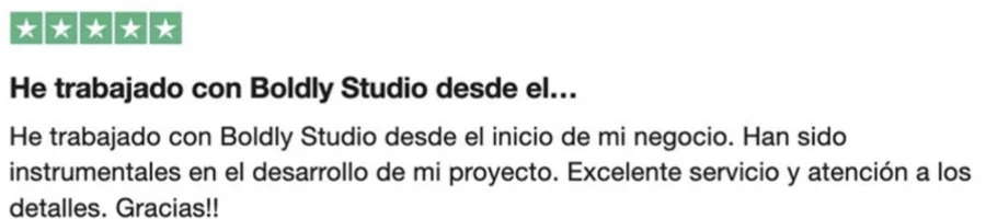 Reseña de 5 estrellas en Trustpilot: He trabajado con Boldly Studio desde el inicio de mi negocio. Han sido instrumentales en el desarrollo de mi proyecto. Excelente servicio y atención a los detalles. Gracias!!